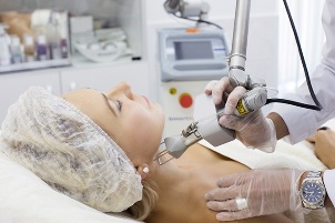 Cosmetologul întinerește pielea cu laser